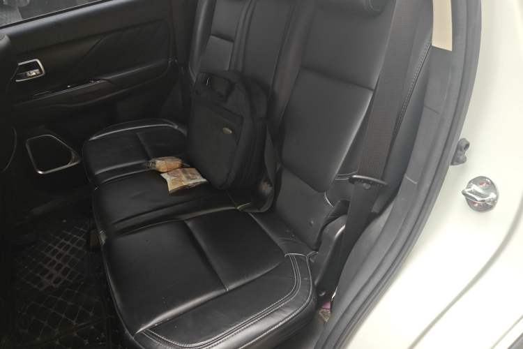 Used Mitsubishi Outlander 2019 2.0L Two-Wheel Drive Comfort Edition 5 Seats China VI Standard Interior 4