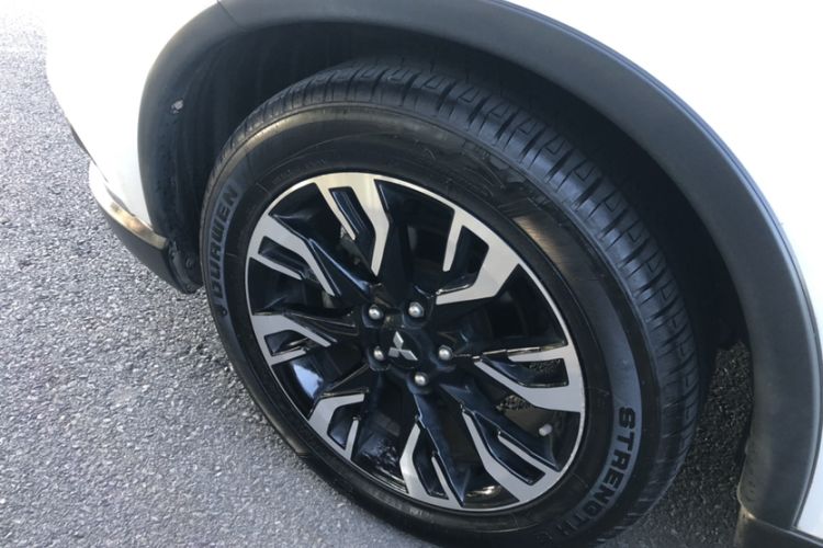 Used Mitsubishi Outlander 2019 2.4L Two-Wheel Drive ZhiXing Version 5 Seats China V Emission Standard Interior 4