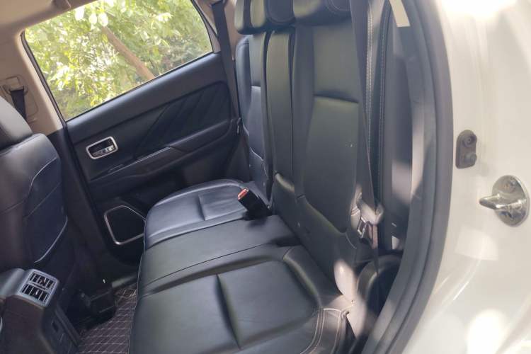 Used Mitsubishi Outlander 2019 2.4L 4x4 Zhi Xiang Edition 5 Seats China VI Standard Interior 4