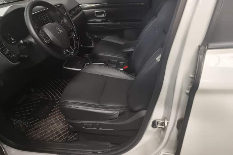 Used Mitsubishi Outlander 2019 2.0L Two-Wheel Drive Comfort Edition 5 Seats China V Standard Interior 4