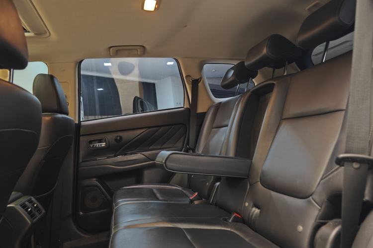 Used Mitsubishi Outlander 2019 2.0L Two-Wheel Drive Comfort Edition 5 Seats China VI Standard Interior 5