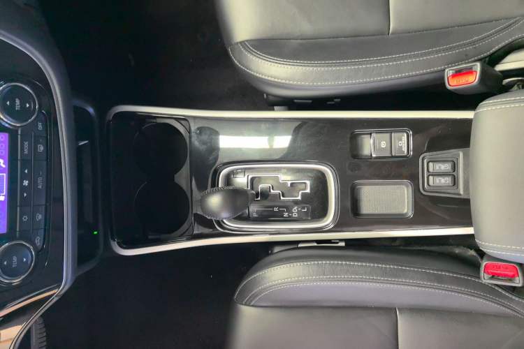 Used Mitsubishi Outlander 2019 2.0L Two-Wheel Drive Comfort Edition 7-Seater China VI Standard Interior 5