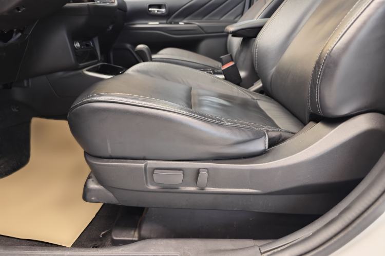 Used Mitsubishi Outlander 2019 2.4L 4x4 Zhi Xiang Edition 5 Seats China V Emission Standard Interior 5