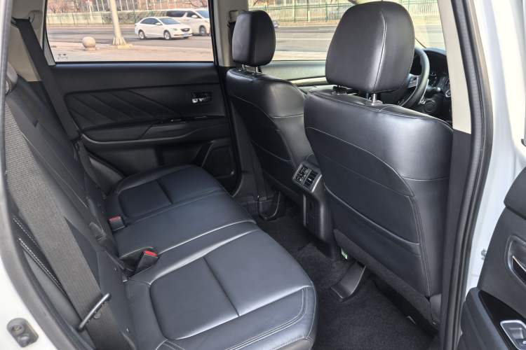 Used Mitsubishi Outlander 2019 2.4L 4x4 Zhi Xiang Edition 5 Seats China VI Standard Interior 5