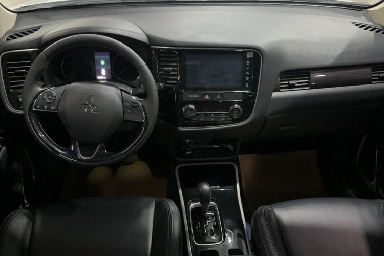 Used Mitsubishi Outlander 2019 2.0L Two-Wheel Drive Comfort Edition 5 Seats China VI Standard Interior 5