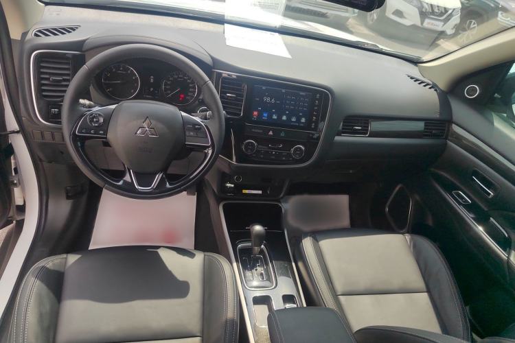 Used Mitsubishi Outlander 2019 2.0L Two-Wheel Drive Comfort Edition 7-Seater China VI Standard Interior 6