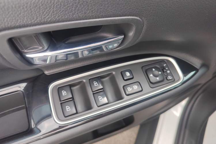 Used Mitsubishi Outlander 2019 2.0L Two-Wheel Drive Comfort Edition 7-Seater China VI Standard Interior 7