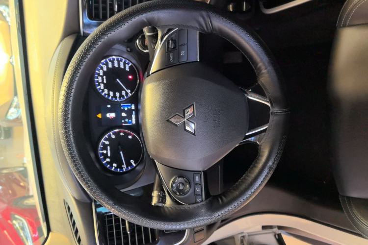 Used Mitsubishi Outlander 2019 2.0L Two-Wheel Drive Comfort Edition 7-Seater China VI Standard Interior 7