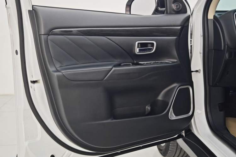 Used Mitsubishi Outlander 2019 2.4L 4x4 Zhi Xiang Edition 5 Seats China VI Standard Interior 8