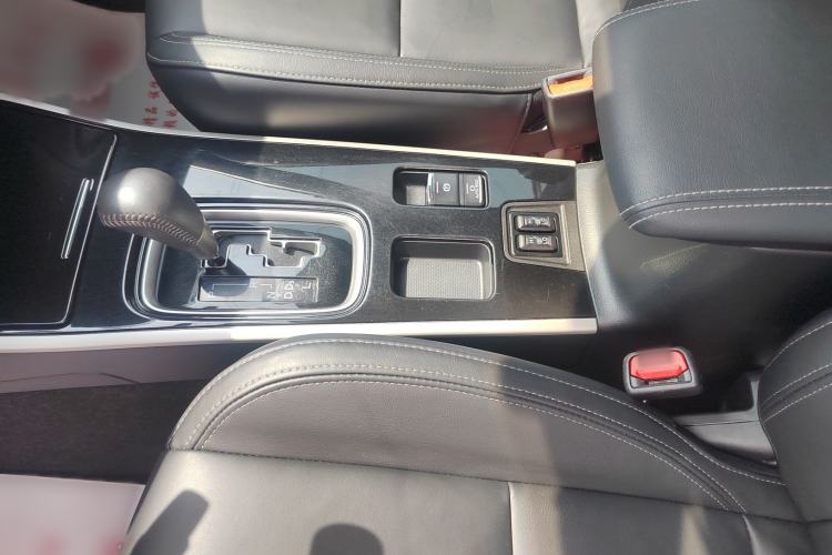Used Mitsubishi Outlander 2019 2.0L Two-Wheel Drive Comfort Edition 7-Seater China VI Standard Interior 8