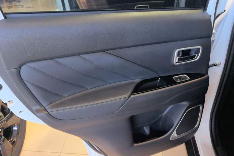Used Mitsubishi Outlander 2019 2.0L Two-Wheel Drive Comfort Edition 7-Seater China VI Standard Interior 8