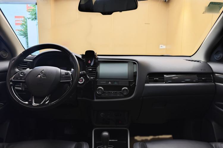 Used Mitsubishi Outlander 2019 2.4L 4x4 Zhi Xiang Edition 5 Seats China V Emission Standard Interior 8