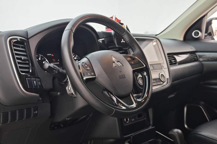 Used Mitsubishi Outlander 2019 2.4L 4x4 Zhi Xiang Edition 5 Seats China VI Standard Interior 9
