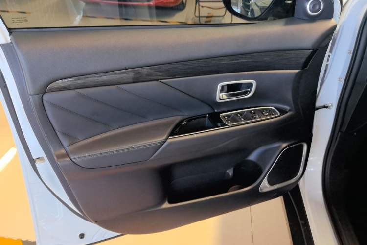 Used Mitsubishi Outlander 2019 2.0L Two-Wheel Drive Comfort Edition 7-Seater China VI Standard Interior 9