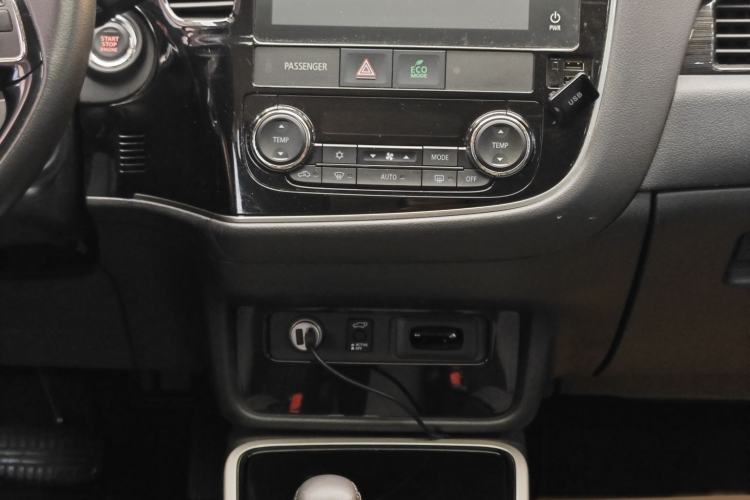 Used Mitsubishi Outlander 2019 2.4L 4x4 Zhi Xiang Edition 5 Seats China V Emission Standard Interior 9