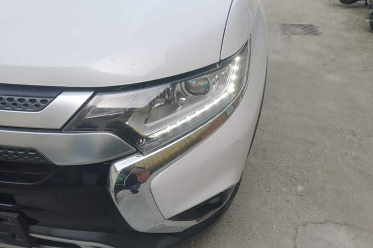 Used Mitsubishi Outlander 2019 2.0L Two-Wheel Drive Comfort Edition 7 Seats China V Emission Standard Left Front Headlight