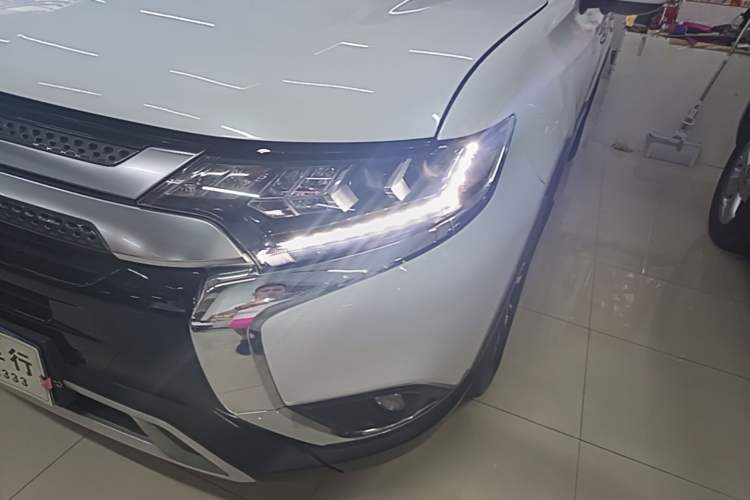 Used Mitsubishi Outlander 2019 2.4L 4x4 Zhi Xiang Edition 5 Seats China V Emission Standard Left Front Headlight