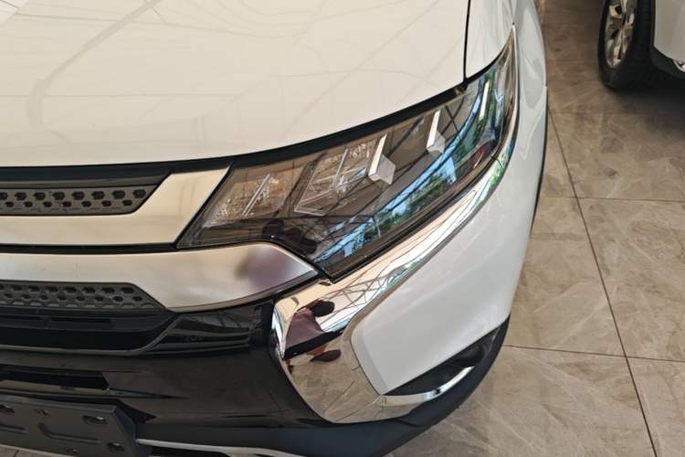 Used Mitsubishi Outlander 2019 2.4L 4x4 Zhi Xiang Edition 5 Seats China VI Standard Left Front Headlight