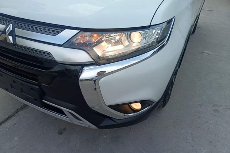 Used Mitsubishi Outlander 2019 2.0L Two-Wheel Drive Comfort Edition 5 Seats China V Standard Left Front Headlight