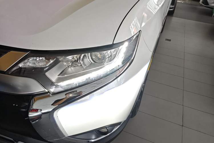 Used Mitsubishi Outlander 2019 2.0L Two-Wheel Drive Comfort Edition 5 Seats China VI Standard Left Front Headlight
