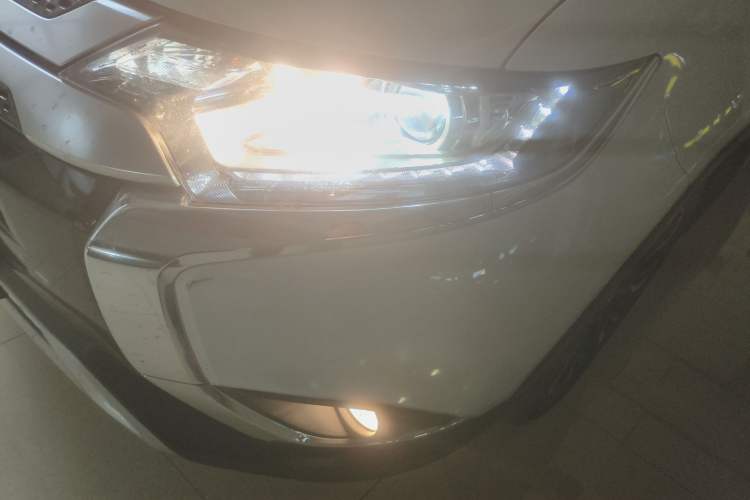 Used Mitsubishi Outlander 2019 2.0L Two-Wheel Drive Comfort Edition 5 Seats China V Standard Left Front Headlight