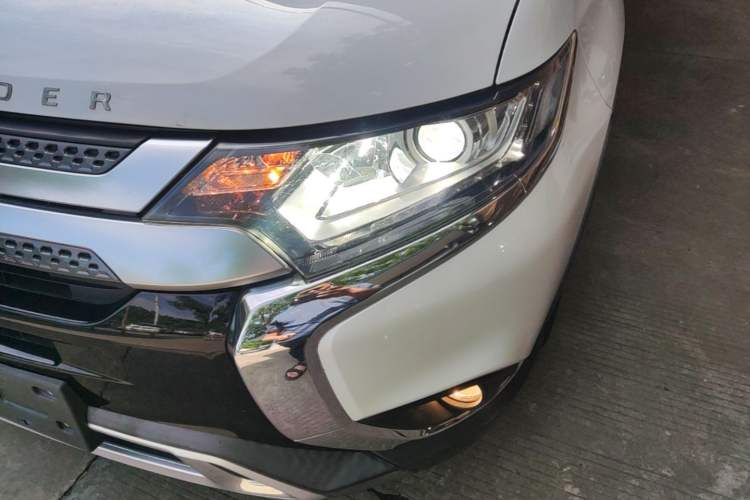 Used Mitsubishi Outlander 2019 2.0L Two-Wheel Drive Comfort Edition 5 Seats China V Standard Left Front Headlight