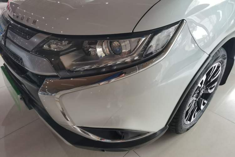 Used Mitsubishi Outlander 2019 2.0L Two-Wheel Drive Comfort Edition 7-Seater China VI Standard Left Front Headlight