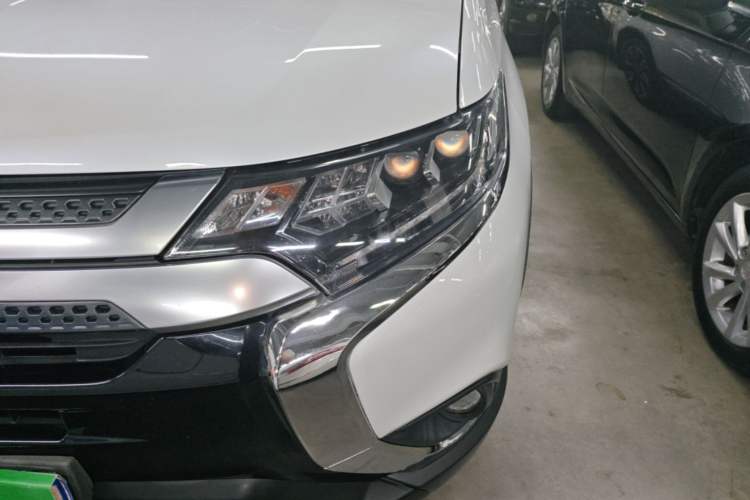Used Mitsubishi Outlander 2019 2.4L 4x4 Zhi Xiang Edition 5 Seats China V Emission Standard Left Front Headlight
