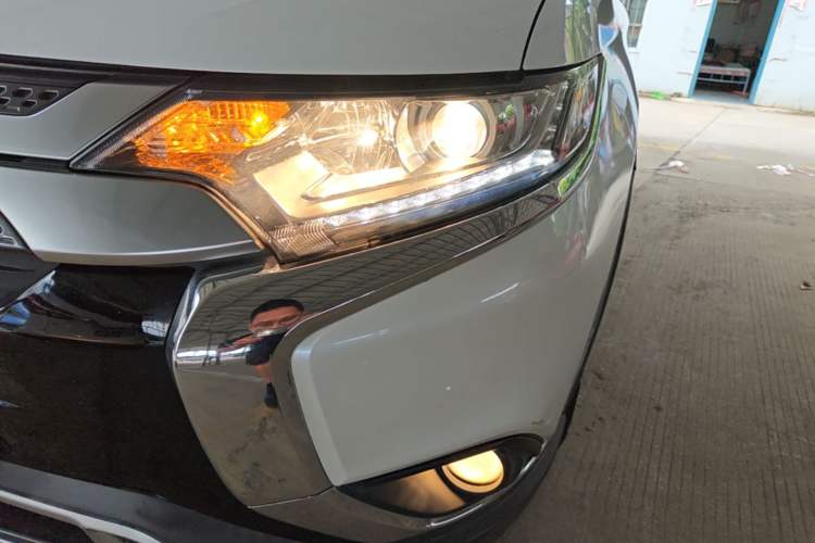 Used Mitsubishi Outlander 2019 2.0L Two-Wheel Drive Comfort Edition 5 Seats China V Standard Left Front Headlight