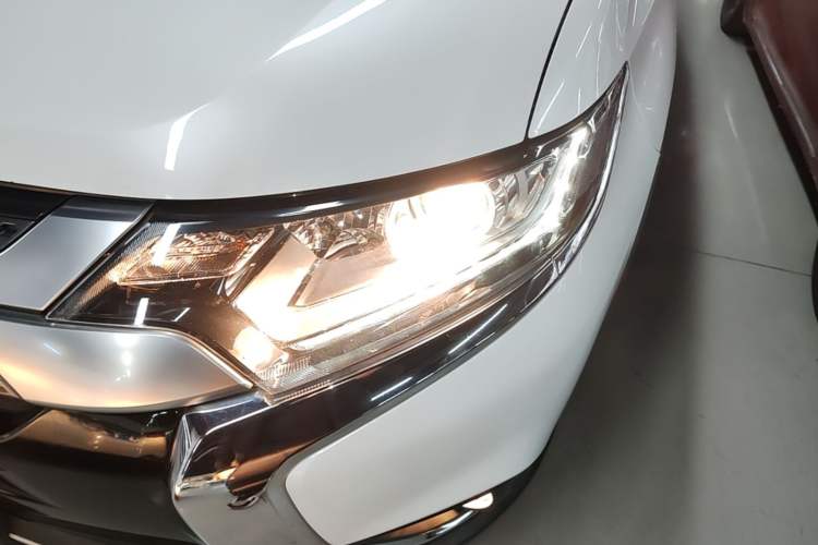 Used Mitsubishi Outlander 2019 2.0L Two-Wheel Drive Comfort Edition 5 Seats China VI Standard Left Front Headlight
