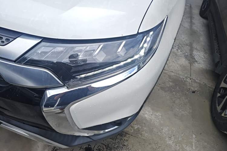 Used Mitsubishi Outlander 2019 2.4L 4x4 Zhi Xiang Edition 5 Seats China V Emission Standard Left Front Headlight