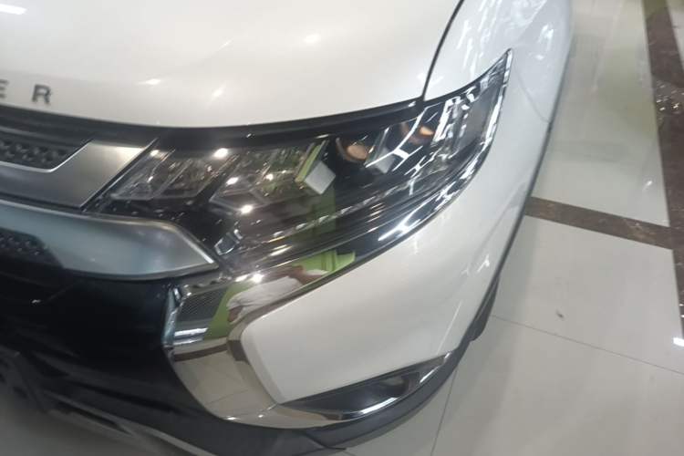 Used Mitsubishi Outlander 2019 2.4L 4x4 Zhi Xiang Edition 7 Seats China VI Standard Left Front Headlight