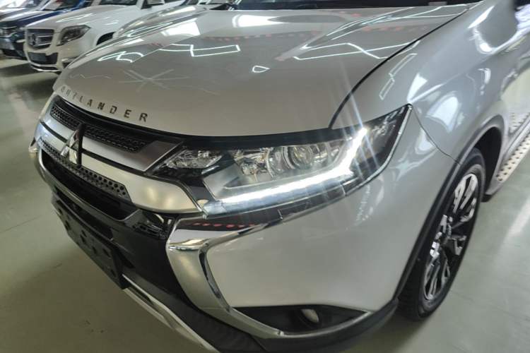 Used Mitsubishi Outlander 2019 2.0L Two-Wheel Drive Comfort Edition 7-Seater China VI Standard Left Front Headlight