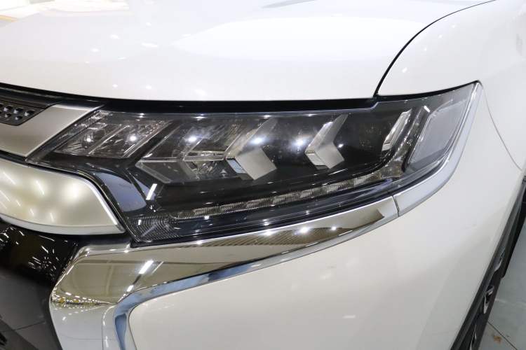 Used Mitsubishi Outlander 2019 2.4L 4x4 Zhi Xiang Edition 5 Seats China V Emission Standard Left Front Headlight