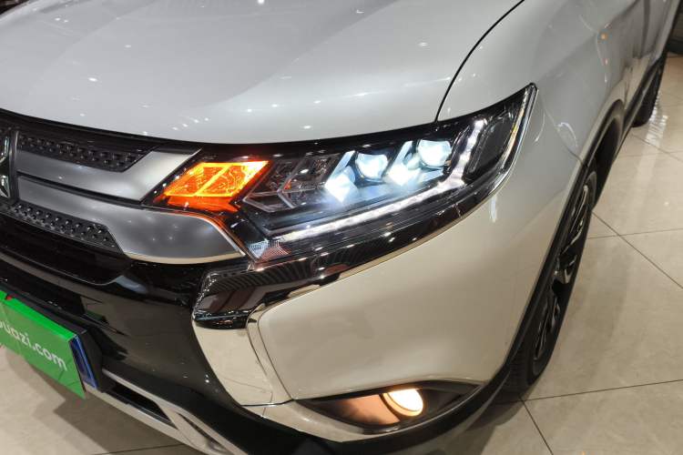 Used Mitsubishi Outlander 2019 2.4L 4x4 Zhi Xiang Edition 5 Seats China VI Standard Left Front Headlight