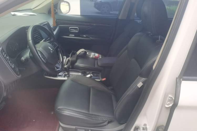 Used Mitsubishi Outlander 2019 2.0L Two-Wheel Drive Comfort Edition 7 Seats China V Emission Standard Left Front Seat