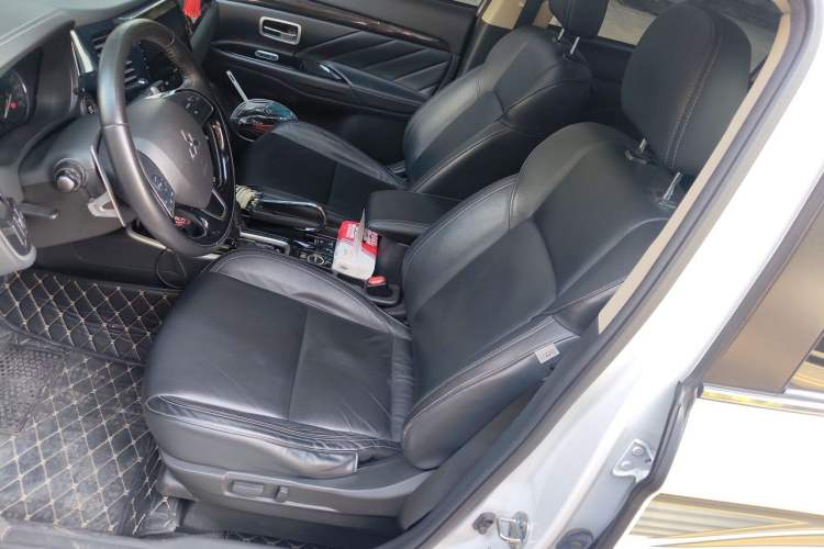 Used Mitsubishi Outlander 2019 2.4L 4x4 Zhi Xiang Edition 7 Seats China V Emission Standard Left Front Seat