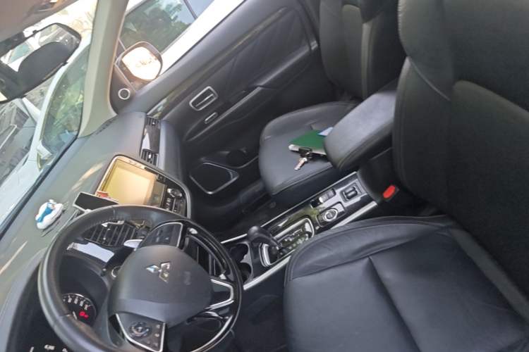 Used Mitsubishi Outlander 2019 2.4L 4x4 Zhi Xiang Edition 7 Seats China V Emission Standard Left Front Seat
