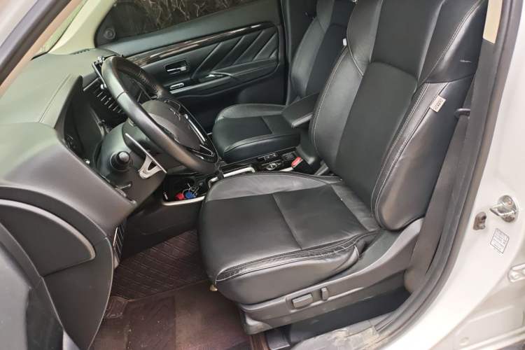 Used Mitsubishi Outlander 2019 2.4L 4x4 Zhi Xiang Edition 5 Seats China V Emission Standard Left Front Seat