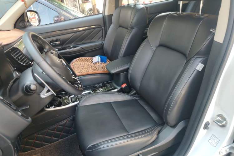 Used Mitsubishi Outlander 2019 2.4L 4x4 Zhi Xiang Edition 7 Seats China VI Standard Left Front Seat