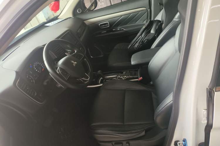 Used Mitsubishi Outlander 2019 2.4L 4x4 Zhi Xiang Edition 7 Seats China VI Standard Left Front Seat