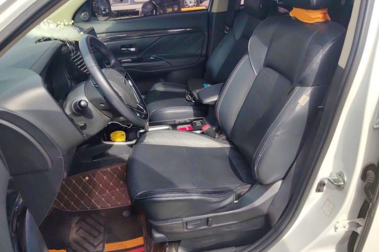 Used Mitsubishi Outlander 2019 2.0L Two-Wheel Drive Comfort Edition 7 Seats China V Emission Standard Left Front Seat