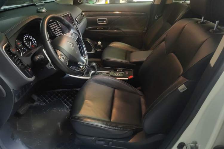 Used Mitsubishi Outlander 2019 2.4L 4x4 Zhi Xiang Edition 7 Seats China VI Standard Left Front Seat