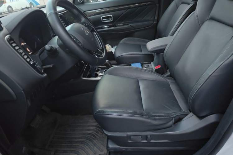 Used Mitsubishi Outlander 2019 2.0L Two-Wheel Drive Comfort Edition 7 Seats China V Emission Standard Left Front Seat