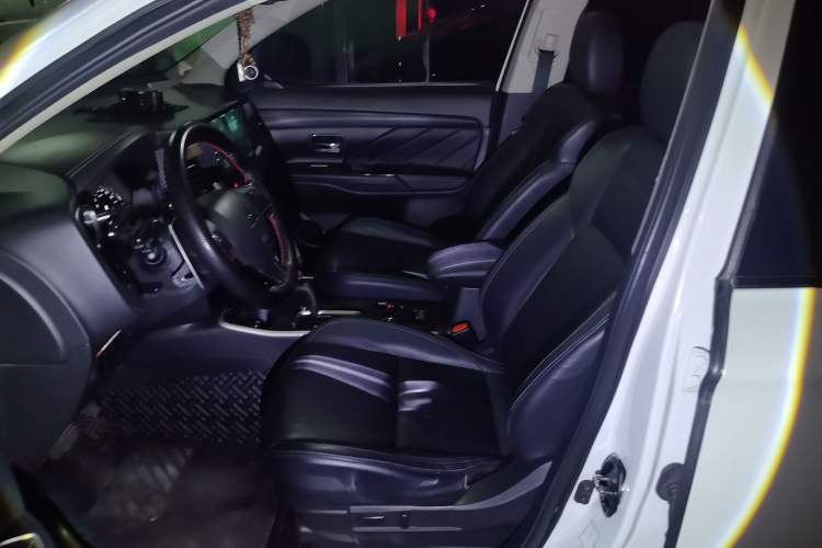 Used Mitsubishi Outlander 2019 2.4L 4x4 Zhi Xiang Edition 5 Seats China V Emission Standard Left Front Seat
