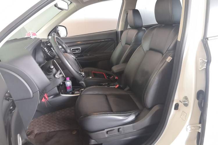 Used Mitsubishi Outlander 2019 2.4L 4x4 Zhi Xiang Edition 5 Seats China VI Standard Left Front Seat