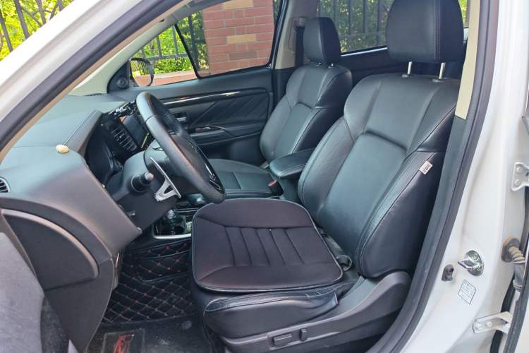 Used Mitsubishi Outlander 2019 2.4L 4x4 Zhi Xiang Edition 5 Seats China V Emission Standard Left Front Seat