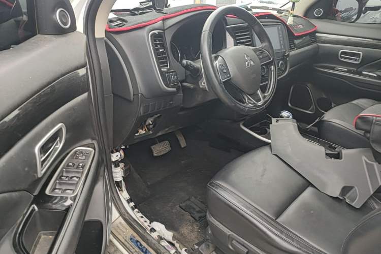 Used Mitsubishi Outlander 2019 2.4L 4x4 Zhi Xiang Edition 5 Seats China VI Standard Left Front Seat