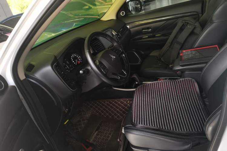 Used Mitsubishi Outlander 2019 2.0L Two-Wheel Drive Comfort Edition 7-Seater China VI Standard Left Front Seat