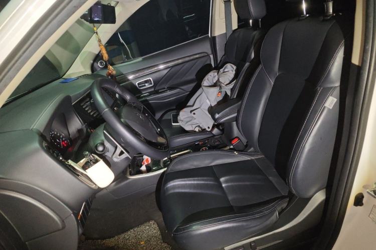 Used Mitsubishi Outlander 2019 2.4L 4x4 Zhi Xiang Edition 7 Seats China V Emission Standard Left Front Seat